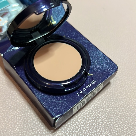 Westmore neutralizes darkness to instantly conceal undereye dark circles & more - Picture 5 of 6